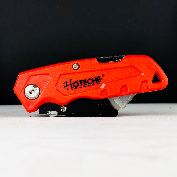 تیزبر و کاتر تاشو با تیغه 5 عدد جنس: دسته ABS، سر آلیاژ روی تیغه تعویض سریع رنگ:زرد،قرمز،آبی