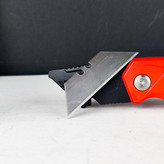 تیزبر و کاتر تاشو با تیغه 5 عدد جنس: دسته ABS، سر آلیاژ روی تیغه تعویض سریع رنگ:زرد،قرمز،آبی