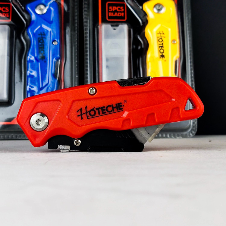 تیزبر و کاتر تاشو با تیغه 5 عدد جنس: دسته ABS، سر آلیاژ روی تیغه تعویض سریع رنگ:زرد،قرمز،آبی