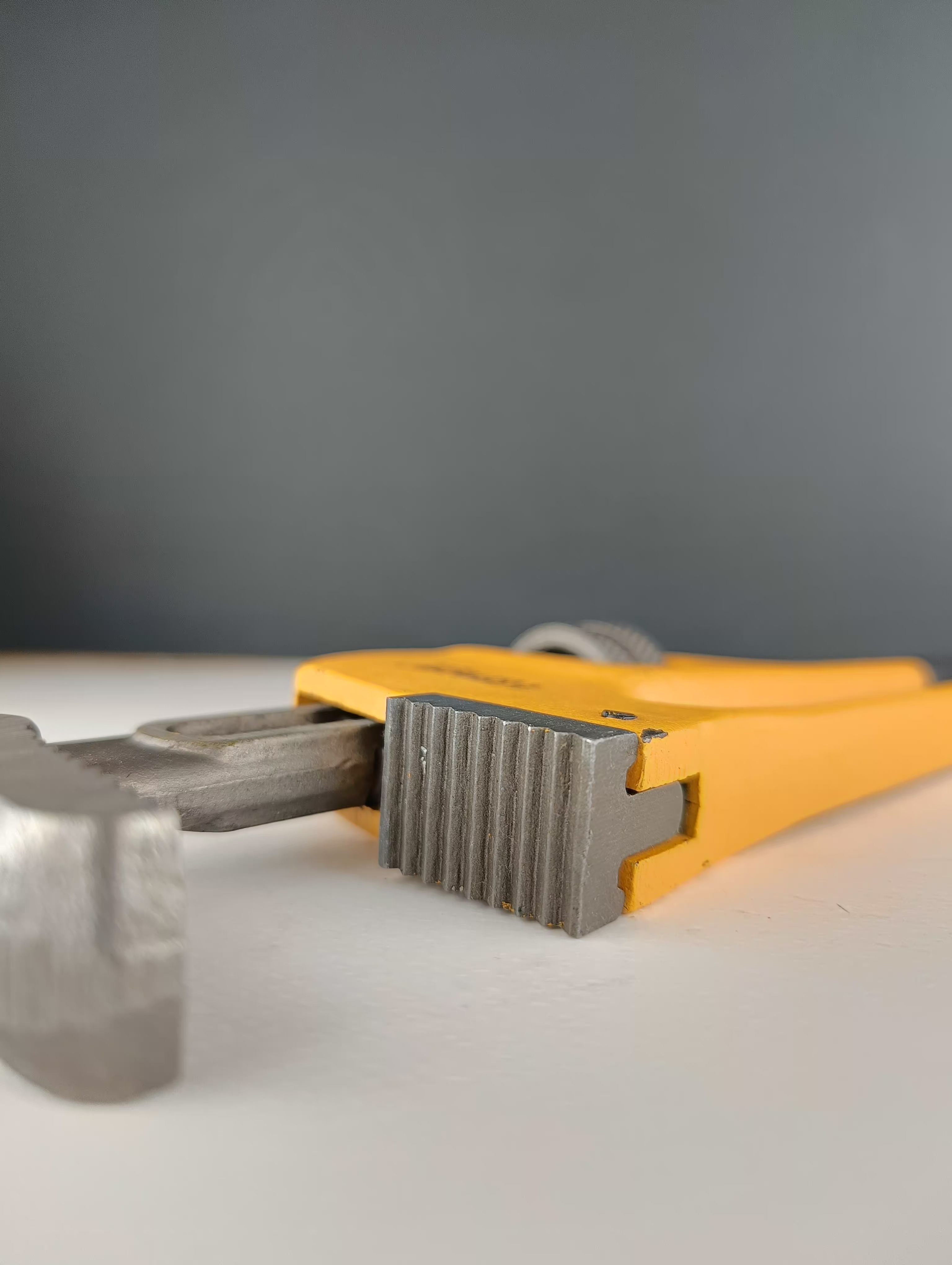 آچار شلاقی لوله گیر 14 اینچ / 355 میلی متر Hoteche جنس: فولاد کربن بالا فک های سخت و جلا داده شده دستگیره دستگیره غوطه ور پی وی سی کد(150104)