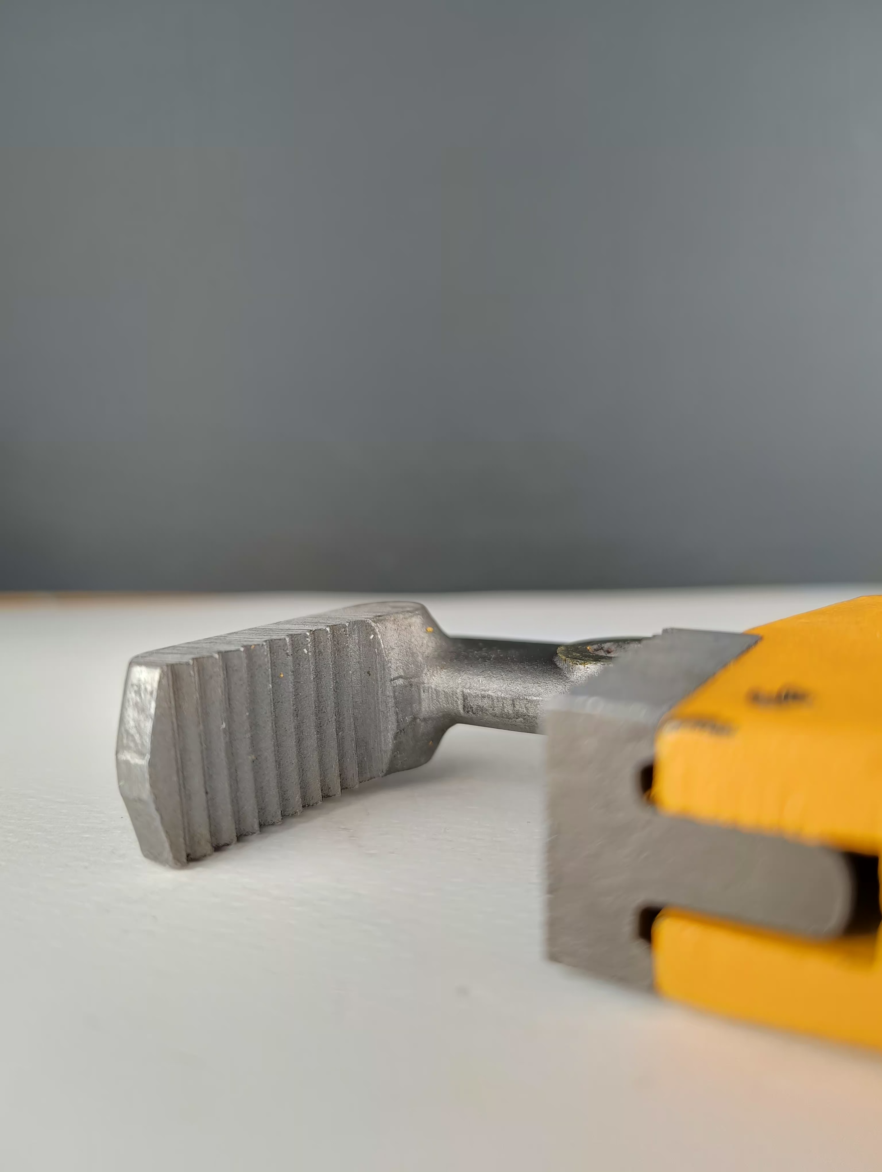 آچار شلاقی لوله گیر 14 اینچ / 355 میلی متر Hoteche جنس: فولاد کربن بالا فک های سخت و جلا داده شده دستگیره دستگیره غوطه ور پی وی سی کد(150104)