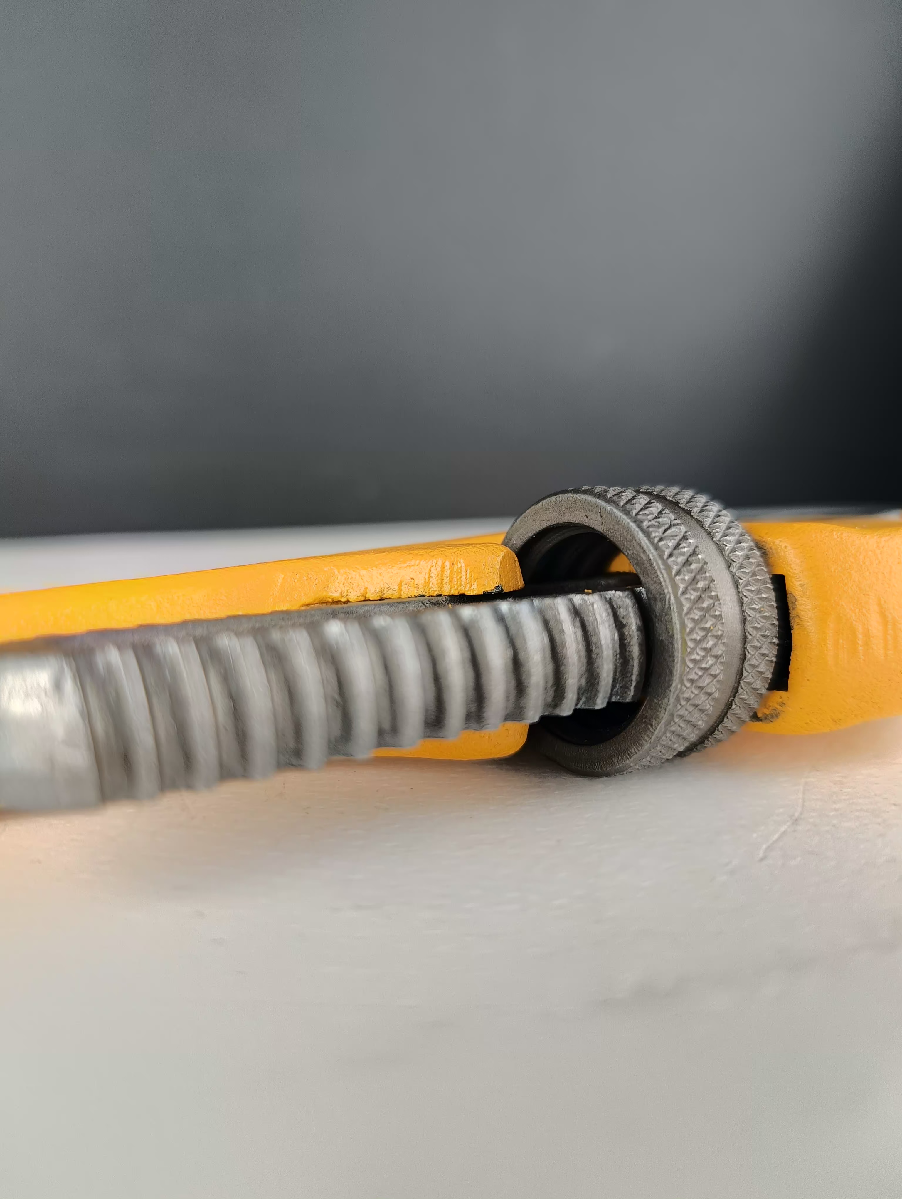 لوله گیر 14 اینچ / 355 میلی متر Hoteche جنس: فولاد کربن بالا فک های سخت و جلا داده شده دستگیره دستگیره غوطه ور پی وی سی کد(150104)