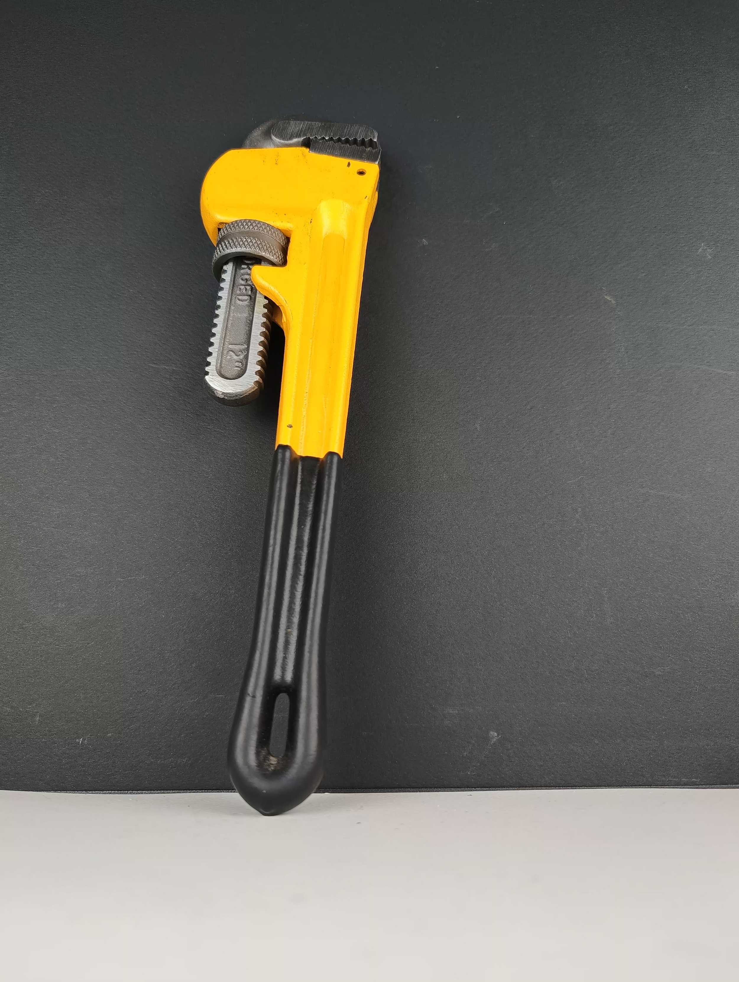 آچار شلاقی لوله گیر 14 اینچ / 355 میلی متر Hoteche جنس: فولاد کربن بالا فک های سخت و جلا داده شده دستگیره دستگیره غوطه ور پی وی سی کد(150104)