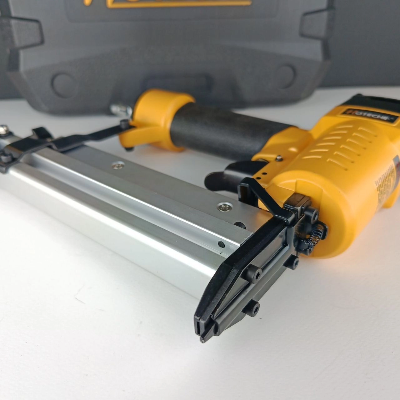 میخ کوب بادی صنعتی -زدن2میخ به صورت همزمان -ضامن آزاد سازی شستی -3 نوع کوبلینگ - بدنه فلزی برند اصلیHotecheهوتچ(831254)