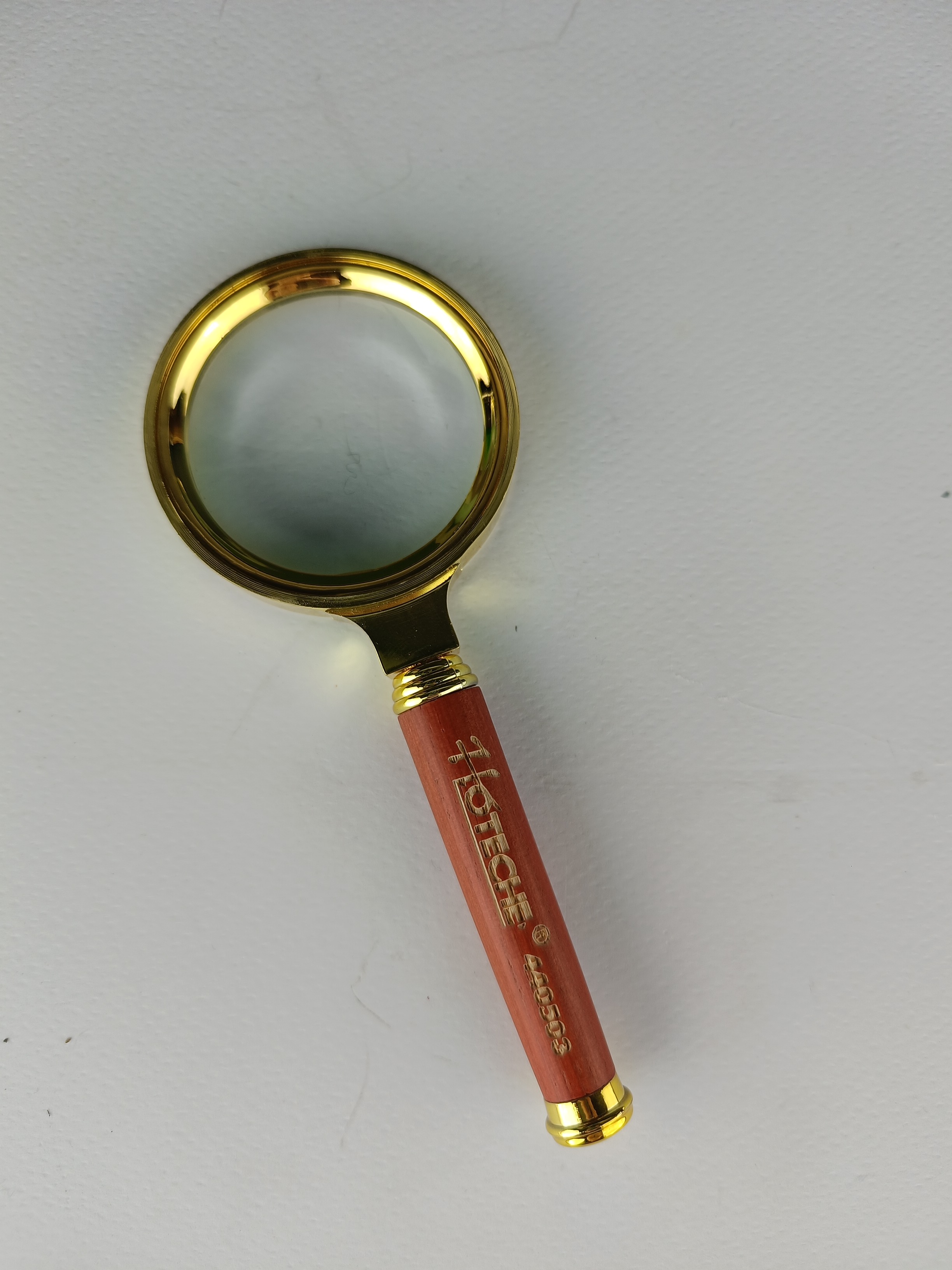 ذره بین فوق صنعتی از جنس آلیاژ روی بزرگنمایی 2.5X قطر 60 میلیمتر برند اصلی هوتچ کد محصول (440503)