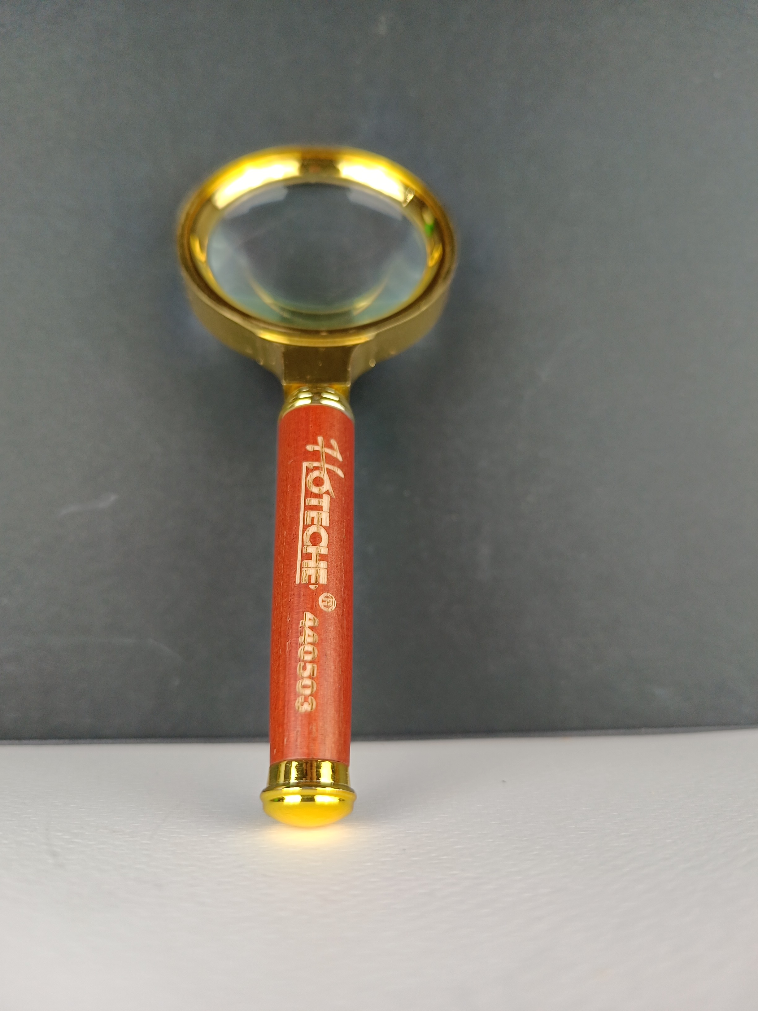 ذره بین فوق صنعتی از جنس آلیاژ روی بزرگنمایی 2.5X قطر 60 میلیمتر برند اصلی هوتچ کد محصول (440503)
