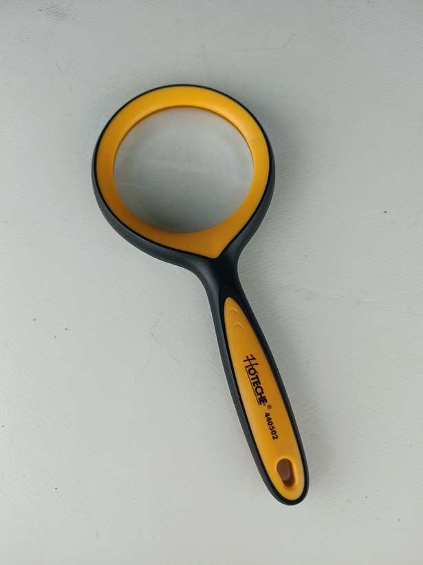 ذره بین دسته پلاستیکی دو رنگ بزرگنمایی: 3X قطر 75 میلی متر جنس Pp + Tpr + شیشه برند اصلی هوتچ کد محصول (440502) (قسطی)