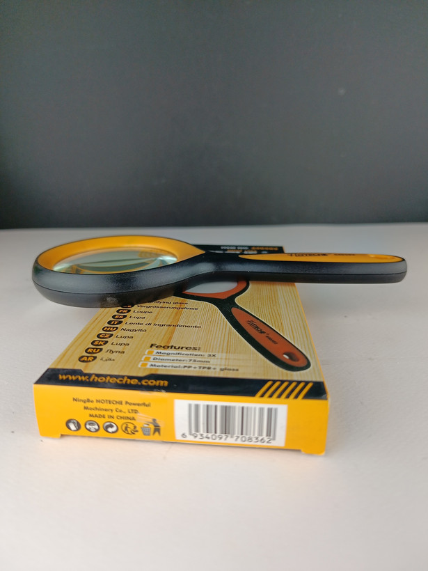 ذره بین دسته پلاستیکی دو رنگ بزرگنمایی: 3X قطر 75 میلی متر جنس Pp + Tpr + شیشه برند اصلی هوتچ کد محصول (440502) (قسطی)
