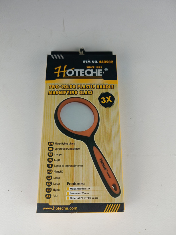 ذره بین دسته پلاستیکی دو رنگ بزرگنمایی: 3X قطر 75 میلی متر جنس Pp + Tpr + شیشه برند اصلی هوتچ کد محصول (440502) (قسطی)