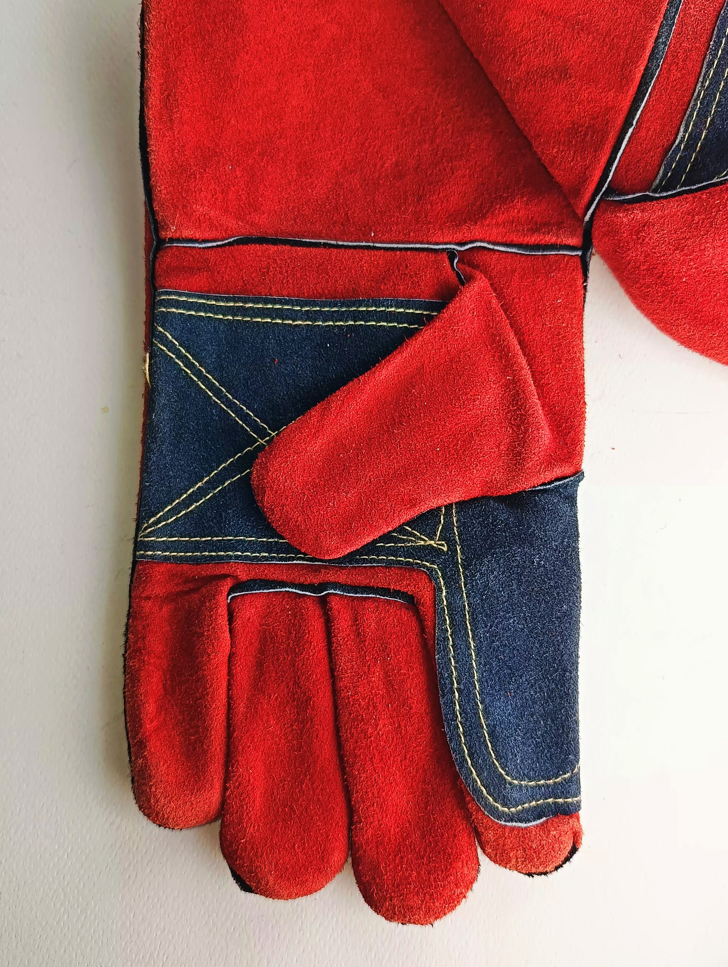 دستکش ساعد بلند جوشکاری از چرم گاوی ضخیم کف دست و شست تقویت شده داخل پارچه ای دوخت با نخ کولار برند اصلی هوتچ کد محصول (433114)