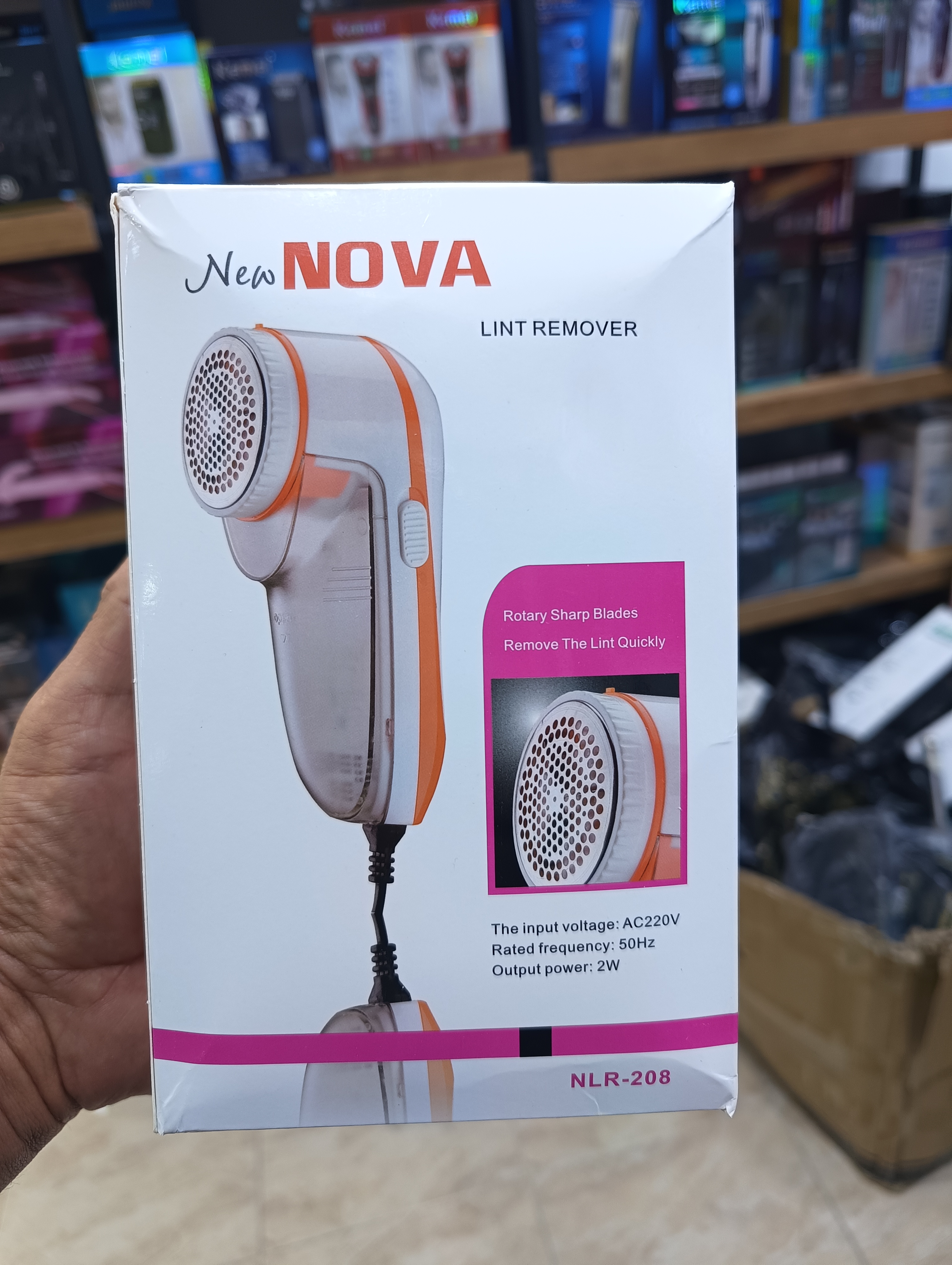 پرزگیر برقی نوا مدل NLR-208  حذف سریع پرز و کرک لباس پشمی مبل پارچه ای و فرش با تیغه استیل ضدزنگ  Nova Electric Lint Remover Model NLR-208 Quickly removes lint and fluff from woolen clothes, fabric sofas and carpets with a stainless steel blade