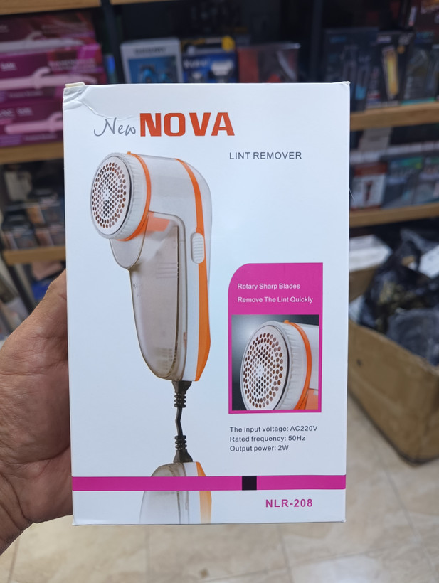 پرزگیر برقی نوا مدل NLR-208 حذف سریع پرز و کرک لباس پشمی مبل پارچه ای و فرش با تیغه استیل ضدزنگ Nova Electric Lint Remover Model NLR-208 Quickly removes lint and fluff from woolen clothes, fabric sofas and carpets with a stainless steel blade