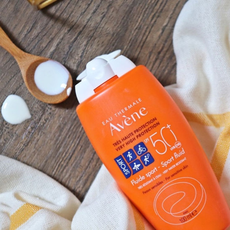 ضدآفتاب ورزشی SPF 50+ مخصوص پوستهای حساس فلوئید صورت و بدن بسیار مقاوم در برابر آب و عرق Sports sunscreen SPF 50+ for sensitive skin. Face and body fluid, highly resistant to water and sweat
